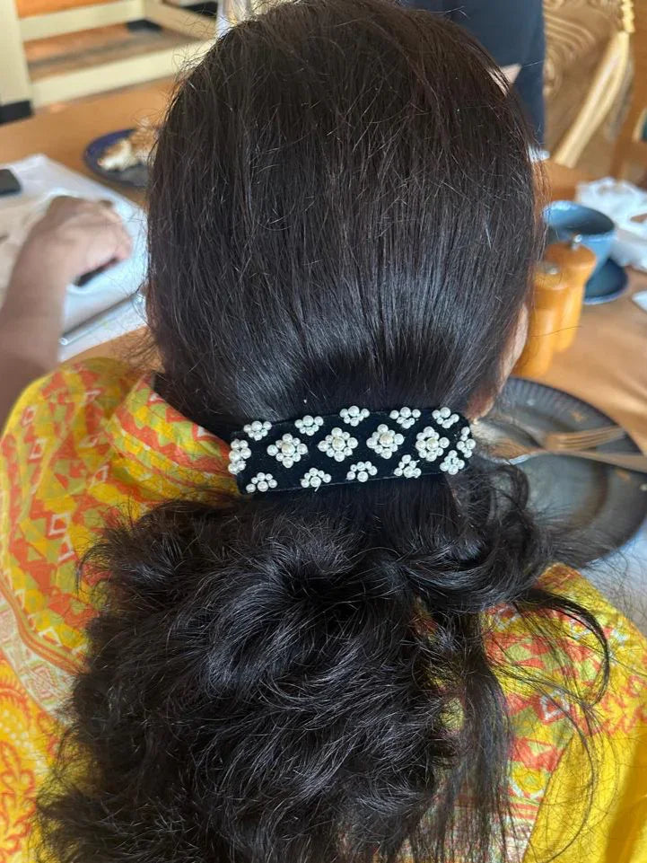 women wearing black pearl backflip on her hair casually.